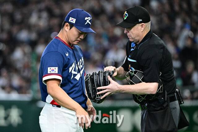 고우석이 6회말 무실점 수비를 마치고 주심에게 검사를 받고 있다./마이데일리