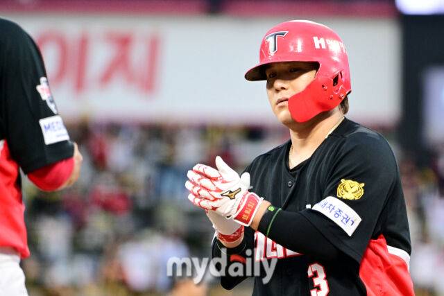 21일 오후 경기도 수원KT위즈파크 진행된 '2026 신한 SOL KBO 리그' 기아 타이거즈 - 수원 KT 위즈의 경기. 기아 김선빈이 7회초 적시타를 때린 뒤 기뻐하고 있다./마이데일리
