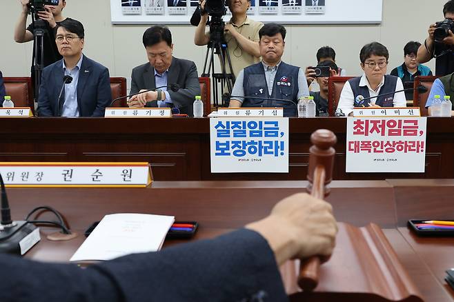 7일 정부세종청사 최저임금위원회에서 제12차 전원회의가 열리고 있다. 왼쪽부터 양옥석 중소기업중앙회 인력정책본부장, 류기정 한국경영자총협회(경총) 전무, 류기섭 한국노총 사무총장, 이미선 민주노총 부위원장. [연합]