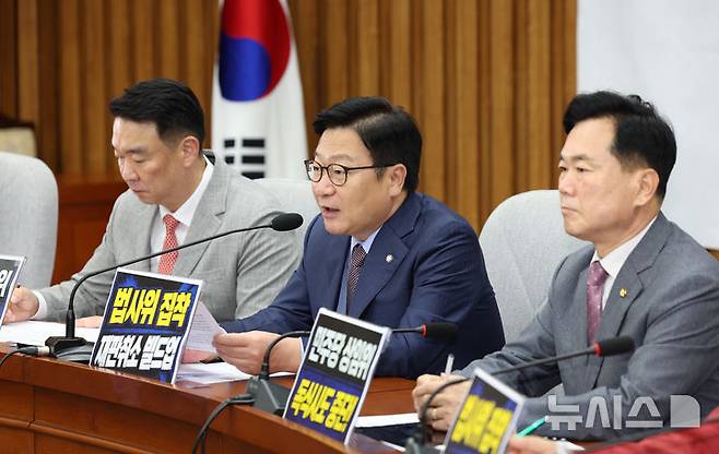 [서울=뉴시스] 김근수 기자 = 정점식(가운데) 국민의힘 원내대표가 7일 오전 서울 여의도 국회에서 열린 원내대책회의에서 발언하고 있다. 2026.07.07. ks@newsis.com