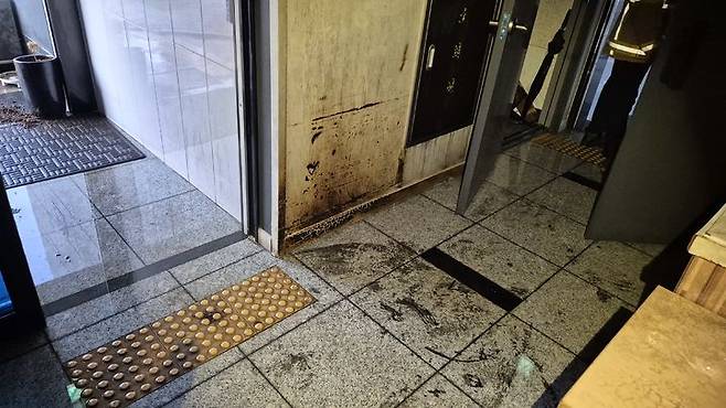 [전주=뉴시스] 24일 오전 5시16분께 전북 전주시 덕진구 송천동의 한 호텔에서 불이 나 건물 내부가 일부 소훼돼있다. (사진=전북도소방본부 제공) 2026.06.24. photo@newsis.com *재판매 및 DB 금지
