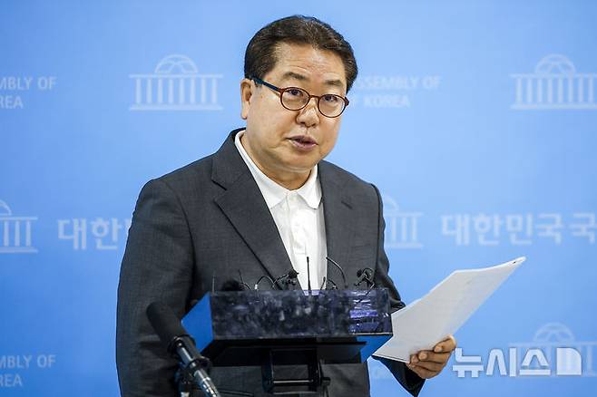 [서울=뉴시스] 정병혁 기자 = 조광환 국민의힘 최고위원이 7일 서울 여의도 국회 소통관에서 현안 관련 브리핑을 하고 있다. 2026.07.07. jhope@newsis.com