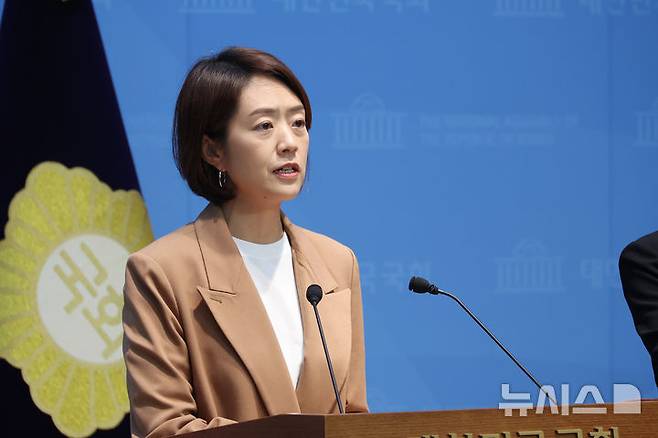 [서울=뉴시스] 고승민 기자 = 고민정 더불어민주당 오세훈심판본부본부장이 20일 서울 여의도 국회 소통관에서 삼성역 부실시공 은폐 증거 확보 기자회견을 하고 있다. 2026.05.20. kkssmm99@newsis.com