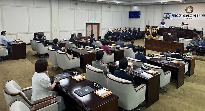 [대구=뉴시스] 대구 수성구의회가 제10대 의회 첫날부터 원 구성 갈등으로 파행을 빚었다. 민주당 의원들은 임시회 도중 퇴장했고 국힘 주도로 의장단 선거가 진행됐다. 가까스로 '반쪽 개원식'은 피했지만 갈등은 그대로 남았다. photo@newsis.com  *재판매 및 DB 금지