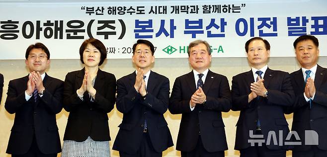 [서울=뉴시스] 박영태 기자 = 7일 오후 서울 중구 프레지던트호텔에서 열린 흥아해운 본사 부산 이전계획 발표식에서 이환구(오른쪽 세번째) 흥아해운 대표와 황종우(왼쪽 세번째) 해양수산부 장관 등 참석자들이 기념촬영을 하며 박수를 치고 있다. 2026.07.07. since1999@newsis.com