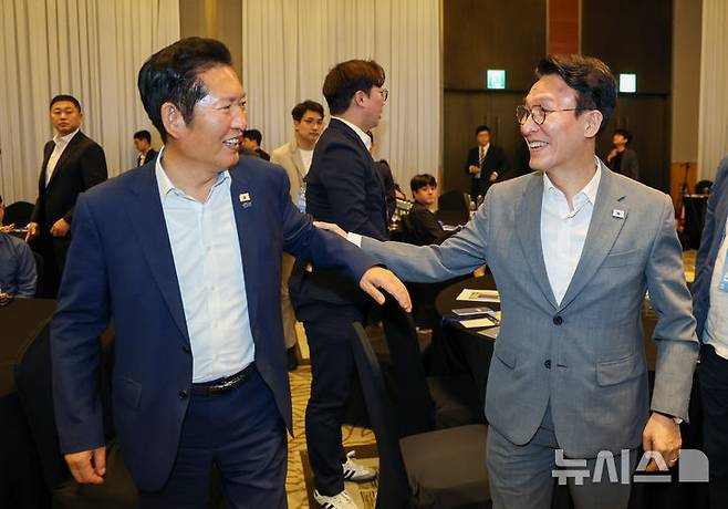 [경기광주=뉴시스] 정병혁 기자 =지난달 28일 오후 경기 광주시 곤지암리조트에서 열린 더불어민주당 6.3 지방선거 청년 당선자 워크숍에서 김민석 국무총리와 정청래 전 대표가 이동하고 있다. (공동취재) 2026.06.28. photo@newsis.com
