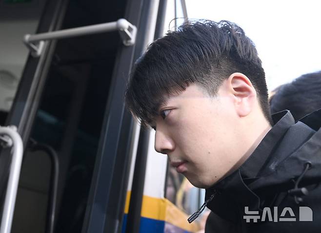 [전남광주=뉴시스] 이현행 기자 = 광주 도심에서 일면식 없는 여고생을 살해한 혐의 등을 받는 장윤기(23)가 14일 오전 광주 서부경찰서에서 검찰 송치를 위해 호송차에 오르고 있다. 2026.05.14. lhh@newsis.com