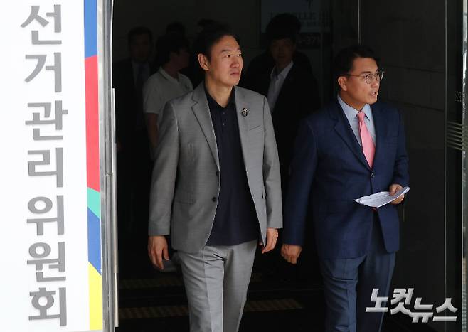윤상현 6·3 지방선거 투표용지 부족 사태 국정조사특별위원회 위원장이 2일 오전 서울 송파구 선거관리위원회에서 열린 '투표용지 부족 사태 관련 현장보고회'를 마치고 차량으로 이동하고 있다. 국회사진기자단