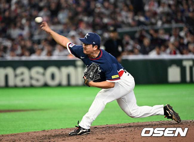 [OSEN=도쿄(일본), 손용호 기자] 7일 일본 도쿄돔에서 2026 월드베이스볼클래식(WBC) 조별리그 C조 대한민국과 일본의 경기가 열렸다.한국은 잠수함 고영표, 일본은 좌완 기쿠치 유세이를 선발로 내세웠다. WBC에서 2006년 4강, 2009년 준우승을 차지한 한국은 이후 3개 대회(2013년, 2017년, 2023년)에서 연달아 1라운드를 통과하지 못하고 있다. 이번 대회에서는 8강 토너먼트 복귀를 목표로 대회에 임하고 있다. 지난 5일 체코와의 첫 경기에서는 11-4로 대승을 거두며 좋은 출발을 했다. 6회말 한국 고우석이 역투하고 있다. 2026.03.07 /spjj@osen.co.kr