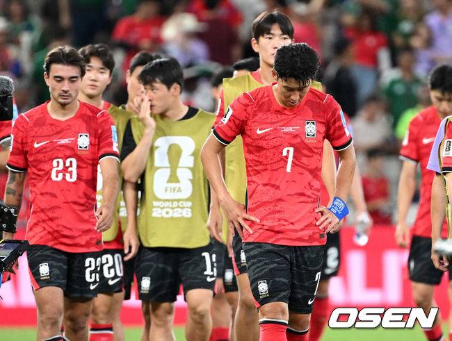 [OSEN=몬테레이(멕시코), 이대선 기자] 홍명보 감독이 이끄는 대한민국 축구대표팀은 25일(이하 한국시간) 오전 10시 멕시코 몬테레이 스타디움에서 개최된 2026 국제축구연맹(FIFA) 북중미 월드컵 조별리그 A조 최종전에서 남아프리카공화국에게 0-1 충격패를 당했다. 1승2패가 된 한국은 A조 3위로 밀리며 32강 자력진출에 실패했다. 한국은 나머지 조들의 상황을 따져보고 32강에 진출할 가능성은 남아있다. 1승1무1패의 남아공이 2위로 32강 진출을 확정지었다. 경기 종료 후 대한민국 손흥민이 패배에 아쉬워하고 있다. 2026.06.25 /sunday@osen.co.kr