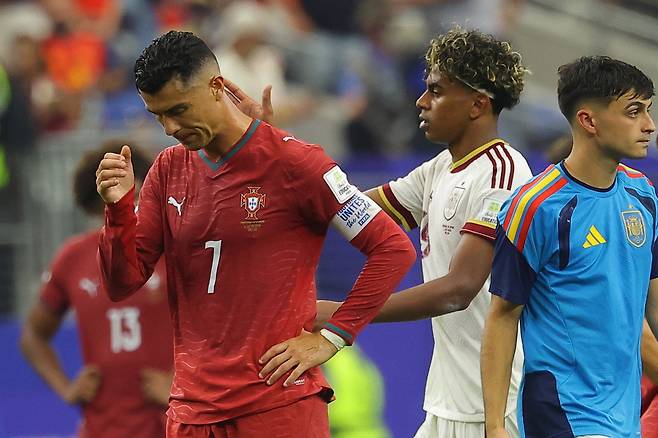7일 스페인에게 패한 뒤 안타까워하고 있는 호날두. EPA