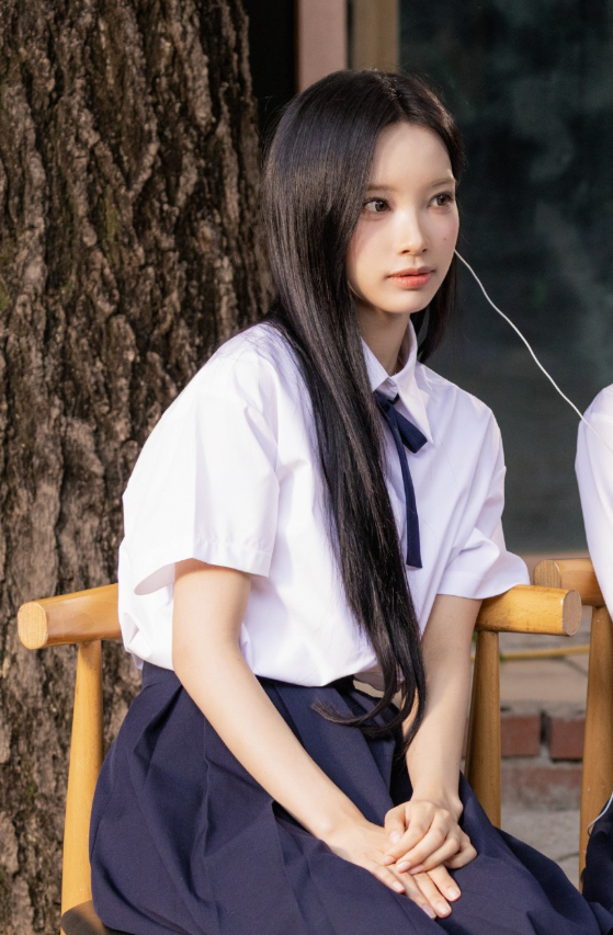 Viewers are increasingly criticizing MBC Gyeongnam producer Kim Hyun-ji and demanding an apology for labeling the Gyeongsang Province dialect used by Won-i, a member of the group Lisenne, as hate speech associated with the Ilbe online community. Viewers have pointed out that Producer Kim denied regional identity and displayed a double standard, and they are also strongly protesting the broadcasters lack of response.