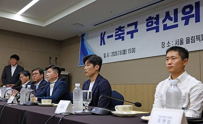 ▲ 일본 공영방송 NHK는 "자국 축구계 난관을 타개하기 위해 한국 정부가 6일 민관이 함께 참여하는 혁신위를 공식 출범시켰다"며 "위원장엔 과거 J리그에서도 활약한 한국축구 레전드 박지성(오른쪽에서 둘째) 현 국제축구연맹 분과위원회 위원이 선임됐다"고 보도했다. ⓒ연합뉴스