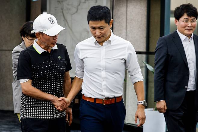 ▲ 한국축구 청사진을 제언할 K-축구 혁신위원회엔 박지성 위원장에 최휘영 문화체육관광부 장관, 축구 국가대표 출신의 이영표(사진 속 흰옷 입은 이)·박주호 해설위원, 유승민 대한체육회장, 김승희 대한축구협회 전무이사, 조연상 한국프로축구연맹 사무총장, 유영근 변호사, 김대희 부경대 교수가 위원으로 참여한다. ⓒ 연합뉴스