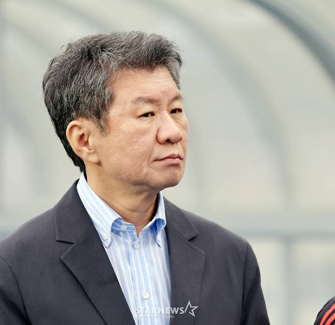 정몽규 대한축구협회장이 지난해 6월 용인미르종합운동장에서 열린 국가대표평가전 대한민국과 콜롬비아의 경기에서 선수단을 격려하고 있다. /사진=강영조 선임기자