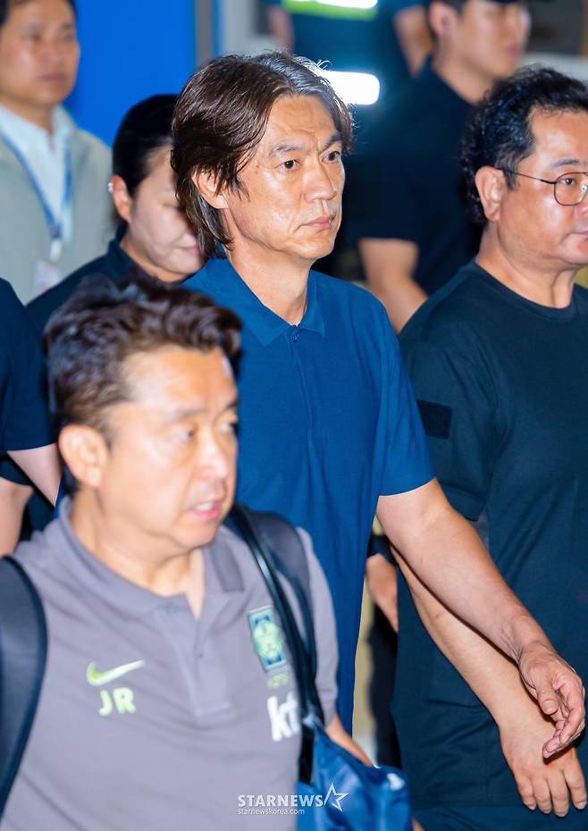 2026 FIFA 북중미월드컵 조별예선에서 탈락하며 불명예 퇴진한  축구대표팀 홍명보 전 감독이 조현우, 이강인, 김민재 등 선수들과 함께 30일 오전 인천공항 제2청사를 통해 귀국하고 있다.    홍감독은 미디어접촉없이 아무런 얘기도 남기지않고 청사를 빠져나가고 있다.  2026.06.30.   박항서 지원단장이 카트를 밀며 앞장서고 있다. /사진=강영조 cameratalks@