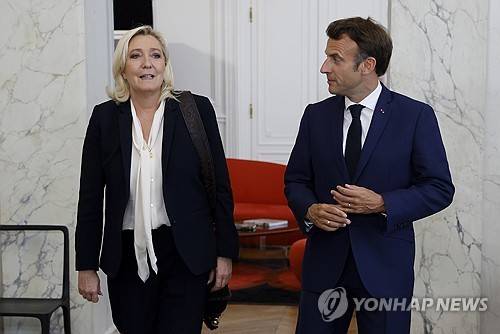 2022년 대선 패배 후 마크롱 대통령 만난 르펜 [AP=연합뉴스 자료사진. 재판매 및 DB 금지]