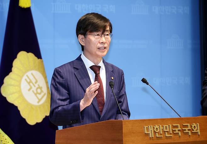 국민의힘 조경태 의원이 8일 국회 소통관에서 기자회견을 열고 "당의 생존과 차기 총선 승리를 위해 윤리위가 장동혁 대표에 대한 제명 및 출당 처분을 결단해줄 것을 강력히 요청한다"고 밝히고 있다. 연합뉴스