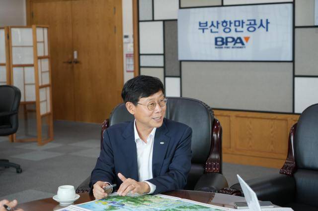 송상근 부산항만공사 사장이 지난 2일 부산항만공사 사무실에서 아주경제신문과 인터뷰하고 있다. [사진=부산항만공사]