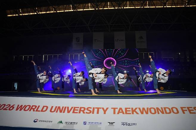 대구2026 세계대학태권도페스티벌 개막식에서 계명대 태권도 시범단이 태권도 공연을 펼치고 있다. 사진=스포츠플러스