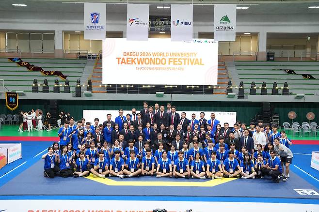 대구2026 세계대학태권도페스티벌을 진행한 대회 관계자 및 계명대 태권도학과 학생 자원봉사자들이 함께 기념촬영을 하고 있다. 사진=스포츠플러스