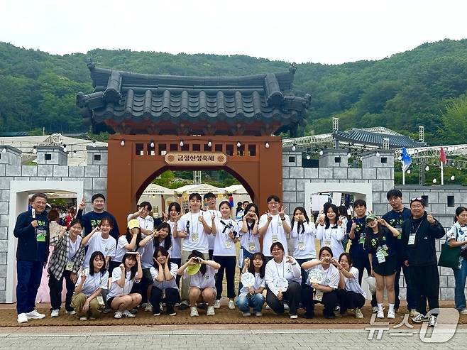 작년 6월에 진행된 금정산성축제에서 금반지 3기 구성원들이 기념사진을 찍고 있다.(금정구 제공. 재판매 및 DB금지)