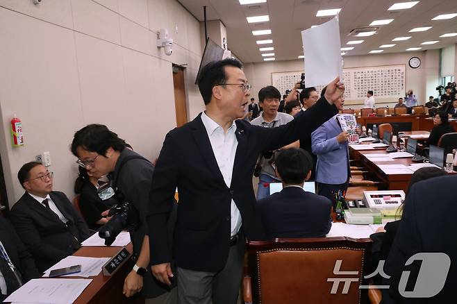 국민의힘 법사위원들이 8일 서울 여의도 국회에서 열린 법제사법위원회 전체회의에서 서영교 위원장에게 항의하고 있다. 2026.7.8 ⓒ 뉴스1 황기선 기자
