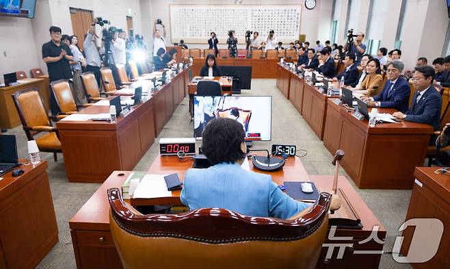 서영교 국회 법제사법위원장이 2일 서울 여의도 국회에서 열린 제436회 국회(임시회) 법제사법위원회 제1차 전체회의에서 의사봉을 두드리고 있다. 국민의힘 위원들은 더불어민주당의 단독 원구성에 반대하며 이날 법사위 전체회의에 불참했다. 2026.7.2 ⓒ 뉴스1 유승관 기자