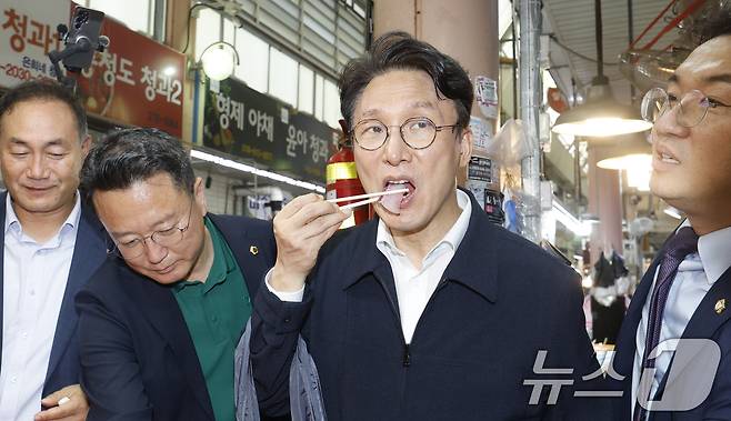 김민석 전 국무총리가 8일 전남광주통합특별시 목포 동부시장을 방문해 홍어집에서 흑산홍어를 맛보고 있다. 2026.7.8 ⓒ 뉴스1 김태성 기자