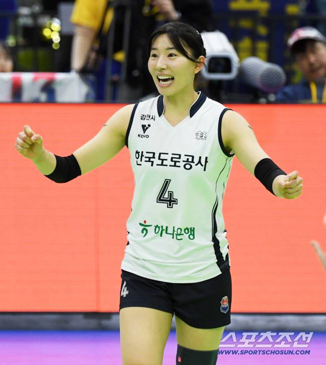 11일 수원체육관에서 열린 V리그 현대건설과 도로공사의 경기. 도로공사 전새얀이 득점 후 환호하고 있다. 수원=박재만 기자 pjm@sportschosun.com/2025.02.11/