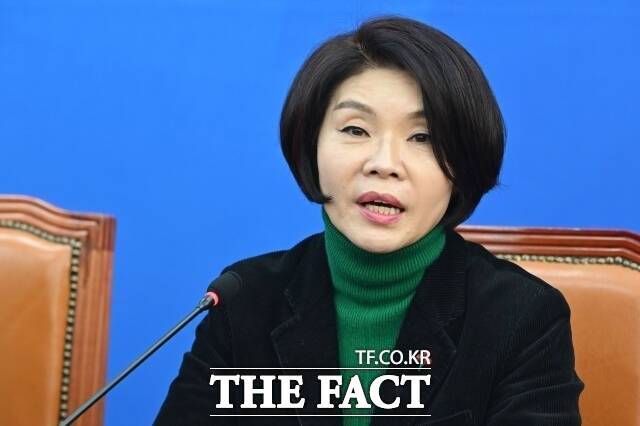 더불어민주당과 정부는 2028년부터 연결 자산총액이 10조원 이상인 코스피 상장사에 대해 지속가능성(ESG) 공시를 의무화하기로 했다. 사진은 한정애 민주당 정책위의장. /남용희 기자