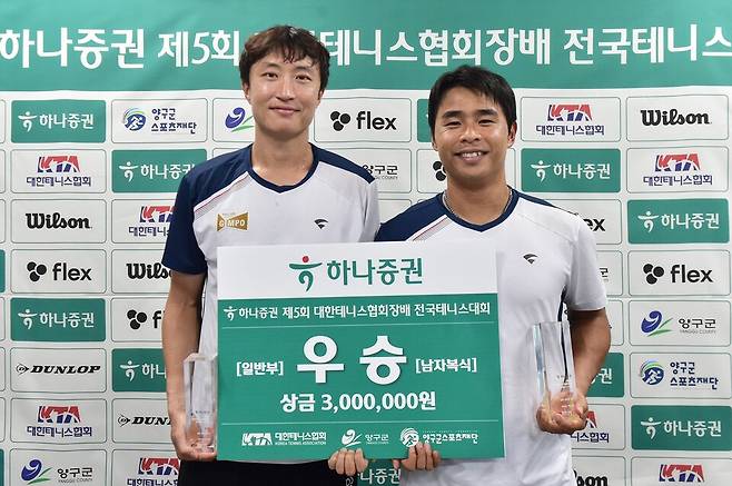 남자복식 우승조인 정홍(오른쪽)-손지훈. 황서진 기자