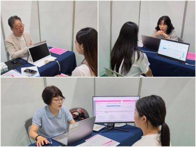 2026 해·완·진 교육발전특구 진로 박람회'에서 학생들이 진학 전담 교사와 함께 생활기록부와 성적 추이를 검토하며 대입 수시·정시 맞춤형 전략을 세우고 있다. 이준경 기자