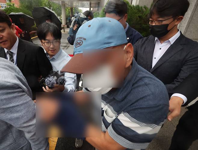 여고생 살해범 장윤기 사건 관련 공무상비밀누설과 증거인멸 혐의를 받는 광산경찰서 소속 A 강력팀장이 8일 오전 구속 전 피의자 심문(영장실질심사)을 마치고 법정을 나서고 있다. /뉴스1