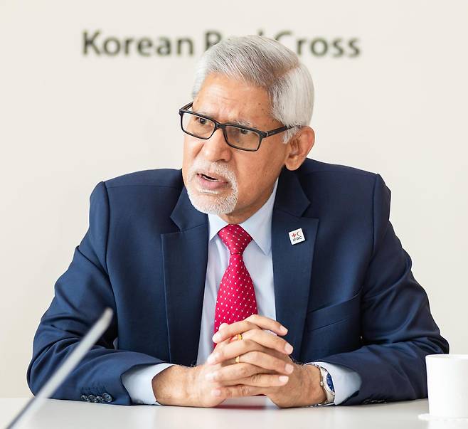 자강 차파가인 국제적십자사·적신월사연맹(IFRC) 사무총장이 지난달 30일 서울 중구 대한적십자사 서울사무소에서 동아일보와 인터뷰를 하고 있다. 그는 현재 세계가 “인도주의 위기의 ‘퍼펙트 스톰’”에 처했다며 국제사회의 연대를 촉구했다. 대한적십자사 제공