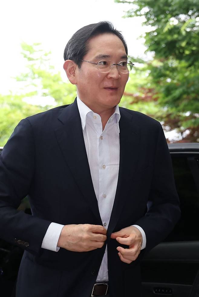 이재용 삼성전자 회장이 7일 서울 강서구 김포비지니스항공센터에 도착, '억만장자들의 여름 캠프'로 불리는 미국 선밸리 콘퍼런스 참석을 위해 이동하고 있다. 뉴스1 제공