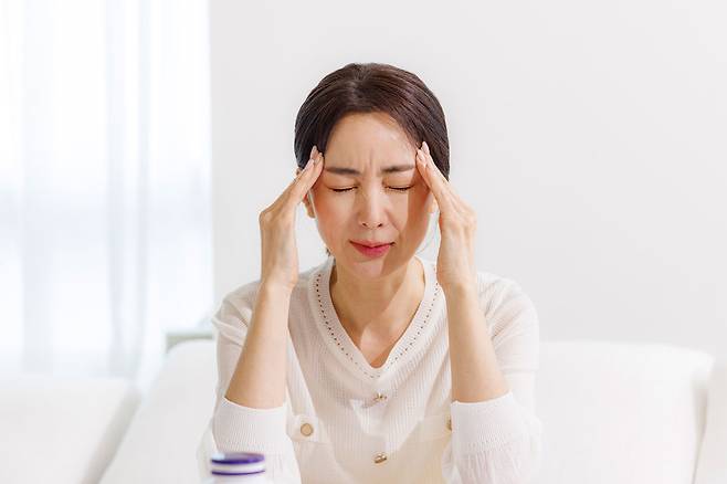 의사와 상담한 후 생리 시작 전부터 미리 소염진통제를 복용하면 두통을 예방할 수 있다./사진=클립아트코리아