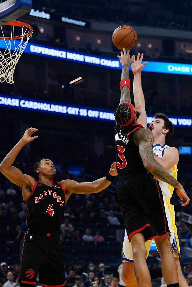 <yonhap photo-4297=""> Toronto Raptors forward Brandon Ingram (3) blocks a shot by Golden State Warriors center Quinten Post, right, during the first half of an NBA basketball game, Tuesday, Jan. 20, 2026, in San Francisco. (AP Photo/Godofredo A. V?squez)/2026-01-21 12:49:40/ <저작권자 ⓒ 1980~2026 ㈜연합뉴스. 무단 전재 재배포 금지, AI 학습 및 활용 금지></yonhap>