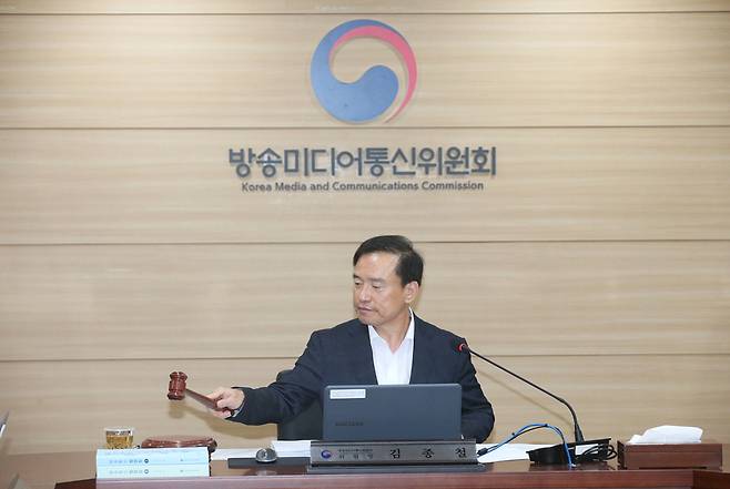 김종철 방송미디어통신위원장이 6일 정부과천청사에서 ‘2026년 제22차 전체회의’를 진행하고 있다. 방미통위는 이날 KBS 이사 4인 임명제청과 방송문화진흥회·EBS 이사 각 8인 임명을 의결했다. /방미통위 제공
