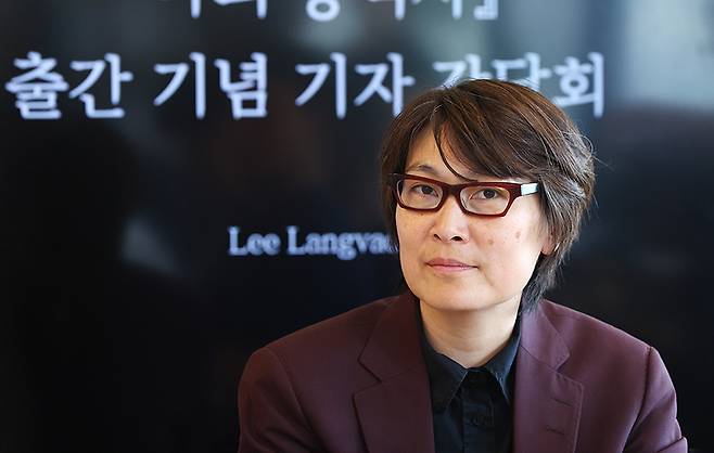 한국계 덴마크 작가 리 랑그바드가 16일 서울 종로구 광화문 종로의 거실에서 열린 소설 ‘나의 통역사’ 출간 기념 기자간담회에서 취재진의 질문을 듣고 있다. 연합뉴스