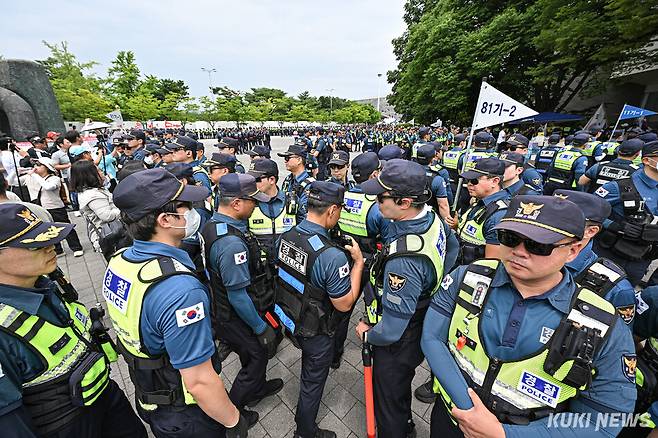 2일 서울 송파구 올림픽공원 핸드볼경기장 앞에서 경찰이 국조특위 현장조사를 앞두고 출입로를 확보하고 있다. 남동균 기자