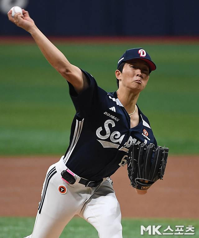 5일 오후 서울 고척스카이돔에서 ‘2026 프로야구 두산 베어스와 키움 히어로즈의 경기가 열렸다. 두산 선발 최민석이 역투하고 있다. 사진=천정환 기자