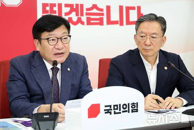 [서울=뉴시스] 최진석 기자 = 정점식(왼쪽) 국민의힘 원내대표가 8일 여의도 국회에서 정성호 법무부 장관을 접견하며 발언하고 있다. 2026.07.08. myjs@newsis.com