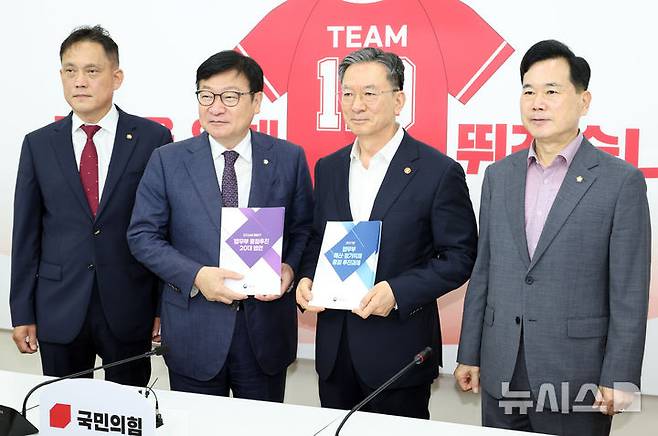 [서울=뉴시스] 최진석 기자 = 정점식 국민의힘 원내대표가 8일 여의도 국회에서 정성호 법무부 장관을 접견하며 기념촬영하고 있다. 왼쪽부터 김태규 원내수석대변인, 정 원내대표, 정 장관, 김승수 원내운영수석부대표. 2026.07.08. myjs@newsis.com