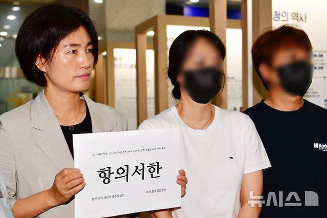 [전남광주=뉴시스] 양시원 기자 = 고(故) 이채원양의 유가족과 차경희 광주여성의전화 인권상담소장이 김영근 광주경찰청장에게 사건 부실·은폐 수사 규탄 및 공범 경찰관 즉각 구속 촉구를 촉구하는 항의서한을 전달하러 가고 있다. 2026.07.08. goodwrite97@newsis.com