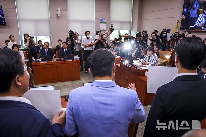 [서울=뉴시스] 정병혁 기자 = 8일 서울 여의도 국회에서 열린 법제사법위원회 전체회의에서 국민의힘 법사위 의원들이 서영교 위원장에게 항의하고 있다.  2026.07.08. jhope@newsis.com