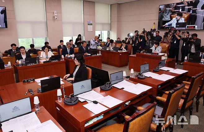 [서울=뉴시스] 고범준 기자 = 서영교 법사위원장이 8일 서울 여의도 국회에서 열린 법제사법위원회 전체회의에서 의사봉을 두드리고 있다. 2026.07.08. bjko@newsis.com