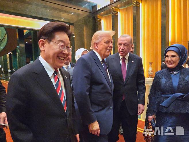 [앙카라=뉴시스] 조성봉 기자 = 북대서양조약기구(NATO·나토) 정상회의에 참석 중인 이재명 대통령과 도널트 트럼프 미국 대통령이 7일(현지 시간) 튀르키예 앙카라 대통령궁에서 열린 레젭 타입 에르도안 튀르키예 대통령 주최 환영 만찬에서 이동하며 대화하고 있다. (공동취재) 2026.07.08. suncho21@newsis.com