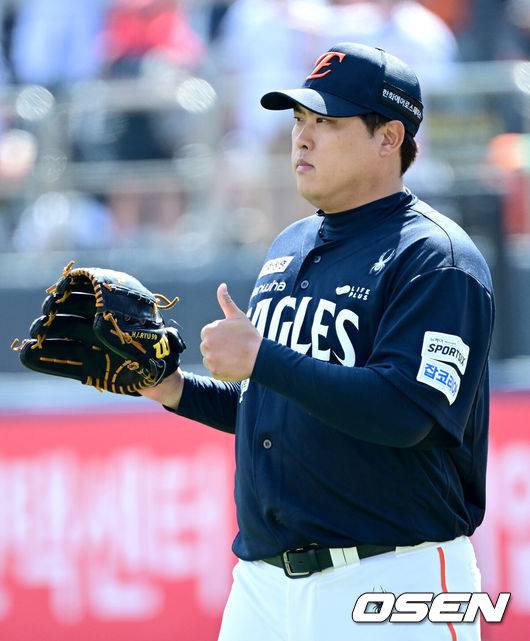 [OSEN=수원, 최규한 기자] 17일 수원 KT위즈파크에서 ‘2026 신한 SOL Bank KBO리그’ KT 위즈와 한화 이글스의 경기가 열렸다.홈팀 KT는 맷 사우어, 방문팀 한화는 류현진을 선발로 내세웠다.4회말 무사 선두타자로 나선 KT 장성우의 내야 땅볼 때 한화 선발 류현진이 좋은 수비를 펼친 노시환을 향해 인사를 전하고 있다. 2026.05.17 / dreamer@osen.co.kr