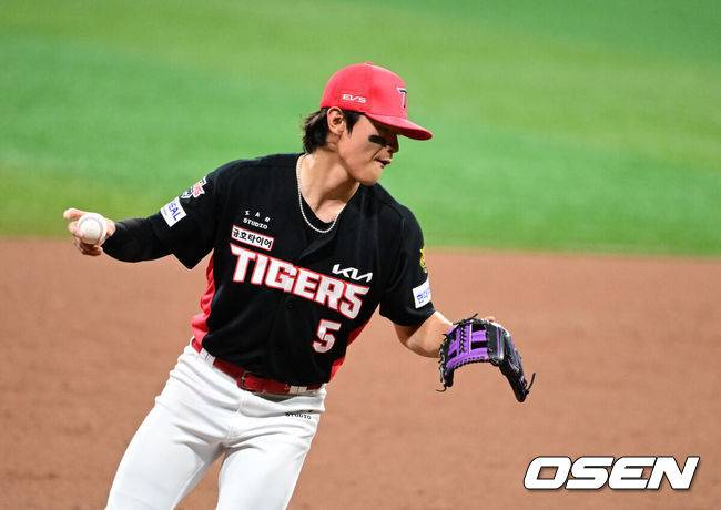 [OSEN=고척, 지형준 기자] 28일 오후 서울 고척스카이돔에서 2026 신한 SOL KBO리그 키움 히어로즈와 KIA 타이거즈의 경기가 열렸다.이날 키움은 케니 로젠버그, KIA는 황동하를 선발로 내세웠다.KIA 김도영이 3회말 수비를 준비하고 있다. 2026.05.28 / jpnews@osen.co.kr